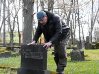 Mehis Born Georg Feofanovi kalmul, Pärnu Vanal Kalmistul. Foto: Urmas Saard / Külauudised