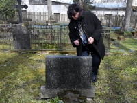 Tiina Tojak Georg Feofanovi kalmul, Pärnu Vanal Kalmistul. Foto: Urmas Saard / Külauudised