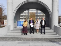 Aivo Peterson toetajatega Pärnus Iseseisvuse väljakul. Foto: Eva Poljakova