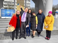 Aivo Peterson toetajatega Pärnus Iseseisvuse väljakul. Foto: Eva Poljakova