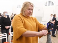 Piia Karro-Selg teeb alliansspalvenädala õhtupalvusest videoülekannet. Foto: Urmas Saard / Külauudised