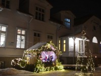 Jõuluevangeeliumi jutustuse installatsiooni viimane pilt "Tähetargad hommikumaalt" viimast õhtut Raeküla Vanakooli keskuse hoone ees. Foto: Urmas Saard / Külauudised
