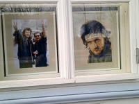 Fotod Alo Mattiisenist ja tema pinginaabrist, luuletaja Jüri Leesmendist Betti Alveri muuseumi aknal. Foto: Jaan Lukas