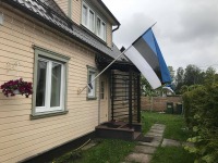 36 Sindi gümnaasiumi 2.a klassi lapsevanema saadetud foto majalippude rivist