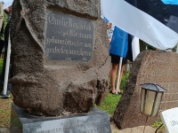 Eesti lipu 140. sünnipäeva hommikul Emilie Rosalie Beermanni kalmul Viljandi Vanal kalmistul. Foto: Karin Mägi