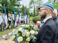 Eesti lipu 140. sünnipäeva hommikul Emilie Rosalie Beermanni kalmul Viljandi Vanal kalmistul. Foto: Karin Mägi