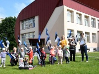 5 Sindi lasteaia lapsed rõõmustavad ühes muusikaõpetaja Üllega. Foto: Urmas Saard