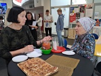 Eesti toit väärikate moodi Pärnu kolledži fuajees. Foto: Urmas Saard / Külauudised