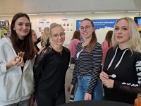 Eesti toit väärikate moodi Pärnu kolledži fuajees. Foto: Urmas Saard / Külauudised