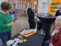 Eesti toit väärikate moodi Pärnu kolledži fuajees. Foto: Urmas Saard / Külauudised