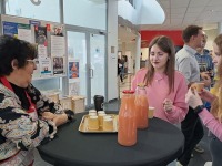Eesti toit väärikate moodi Pärnu kolledži fuajees. Foto: Urmas Saard / Külauudised