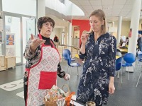 Eesti toit väärikate moodi Pärnu kolledži fuajees. Foto: Urmas Saard / Külauudised