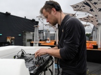 002 DJ Martin Saar. Ekstaatiline tants Solarise katuseaias. Foto Urmas Saard Külauudised