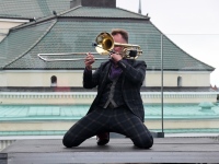 035 Ruslan Trochynskyi.  Ekstaatiline tants Solarise katuseaias. Foto Urmas Saard Külauudised
