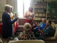 „Erich Rooduse nimelise kutsehariduse stipendiumi” sõlmimise päeval Raeküla Vanakooli keskuse fuajees. Foto: Mikko Selg