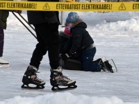 Esimest päeva Sindi liuväljal. Foto: Urmas Saard / Külauudised