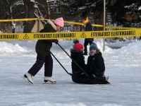 Esimest päeva Sindi liuväljal. Foto: Urmas Saard / Külauudised