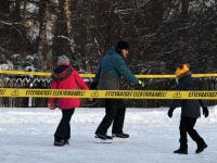 Esimest päeva Sindi liuväljal. Foto: Urmas Saard / Külauudised