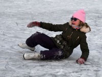 Esimest päeva Sindi liuväljal. Foto: Urmas Saard / Külauudised