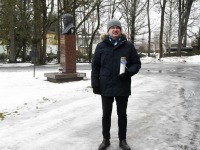 Eesti Vabariigi 103. aastapäeval Julius Friedrich Seljamaa monumendi juures. Foto: Urmas Saard / Külauudised