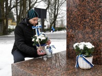Eesti Vabariigi 103. aastapäeval Julius Friedrich Seljamaa monumendi juures. Foto: Urmas Saard / Külauudised