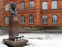 Eesti Vabariigi 103. aastapäeval Julius Friedrich Seljamaa monumendi juures. Foto: Urmas Saard / Külauudised