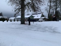 Raamatu laenutuskapp raamatuharakas Ulvi külas, Mustvee vallas. Foto: Jaan Lukas / Külauudised