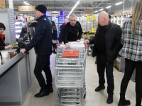 Grossi toidupoe avamisel Paikusel. Foto: Urmas Saard / Külauudised