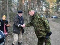 Hallimäel muinaslinnuste tähise avamise õhtul. Foto: Urmas Saard / Külauudised