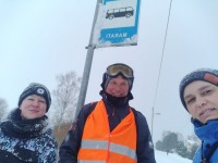 Intan Pragi Mustvees Marati bussipeatuses kultuurikeskuse juhataja Laidi Zalekešina (vasakul) ja kogukonna elu eestvedaja Aive Tammega. Foto erakogust