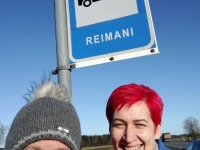 Intan Pragi ja Pipi-Liis Siemann teevad Reimani bussipeatuses selfit