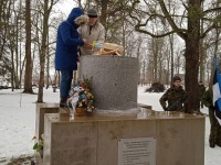 Neiu Kadi ja Olev Kull Tapiku Võidualtaril tuld süütamas. Foto: Jaan Lukas