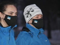 Rahvusvärvides sümboolikaga tütarlaste maskid. Foto: Sirje Kalev