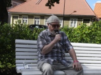Jaak Känd XXIX Viljandi pärimusmuusika festivali ajal Laidoneri pargis muinasjutte vestmas. Foto Urmas Saard Külauudised