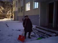 Majahoidja Küllike Raud tööhoos Jõgeval Puiestee tänaval. Foto: Jaan Lukas / Külauudised