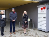 Raamatukogu direktor Kristi Pukk koos esimeste laenutajate abivallavanemate Angela Saksingu ja Viktor Svjatõševiga. Foto: Jõgeva vallavalitus