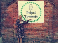 Ettevõtja Eveli Tooming Peipsi teemaja ees.. Foto: vistjogeva.com-2