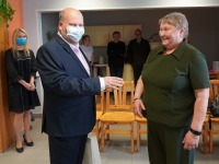 Jõgevamaa Puuetega Inimeste Koja tegevjuhti Anne Veiramit õnnitlevad uute ruumide avamisel Jõgeva vallavolikogu esimees Peep Põdder ja abivallavanem Angela Saksing. Foto: Riina Mägi / Jõgeva vallavalitus