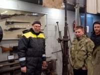 Jõgewa Militaarmuuseumi eestvedaja Sergei Jerjomin (vasakul) külalistele muuseumit tutvustamas. Foto: Jaan Lukas