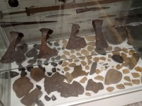Kiviaegsed eksponaadid Jõgewa Militaarmuuseumis. Foto: Jaan Lukas