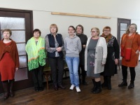 Johanna Grauverki maalinäituse avapäev Lätis Turku valla kogukonna majas. Foto: Urmas Saard / Külauudised