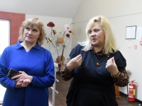 Johanna Grauverki maalinäituse avapäev Lätis Turku valla kogukonna majas. Foto: Urmas Saard / Külauudised