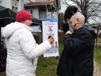 Jõulujumalateenistus Raeküla Vanakooli keskuse esisel. Foto: Urmas Saard / Külauudised