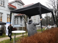 Jõulujumalateenistus Raeküla Vanakooli keskuse esisel. Foto: Urmas Saard / Külauudised