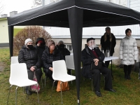Jõulujumalateenistus Raeküla Vanakooli keskuse esisel. Foto: Urmas Saard / Külauudised