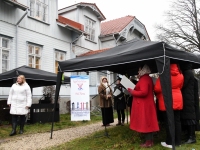 Jõulujumalateenistus Raeküla Vanakooli keskuse esisel. Foto: Urmas Saard / Külauudised