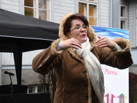Ester Murrand.  Jõulujumalateenistus Raeküla Vanakooli keskuse esisel. Foto: Urmas Saard / Külauudised
