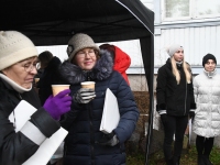 Jõulujumalateenistus Raeküla Vanakooli keskuse esisel. Foto: Urmas Saard / Külauudised
