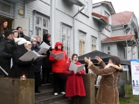 Jõulujumalateenistus Raeküla Vanakooli keskuse esisel. Foto: Urmas Saard / Külauudised