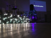 Jõululaulude ühislaulmise õhtul Raeküla Vanakooli keskuses. Foto: Urmas Saard / Külauudised